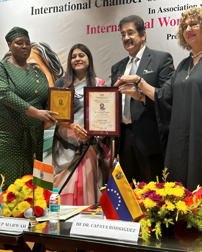 Shaifaly Sangal receiving Sarojini Naidu Award